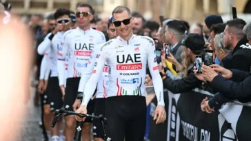 revivez la performance exceptionnelle de tadej pogačar qui bat son record au col de rates, une ascension mémorable pleine d'énergie et de détermination.