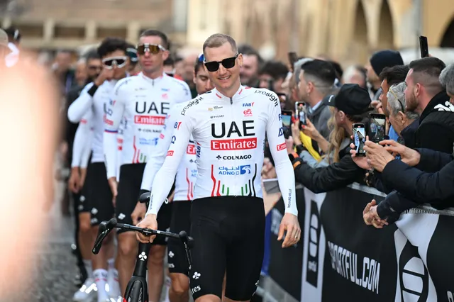 revivez la performance exceptionnelle de tadej pogačar qui bat son record au col de rates, une ascension mémorable pleine d'énergie et de détermination.