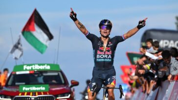découvrez comment primož roglič vise sa cinquième victoire à la vuelta, tandis que remco evenepoel et lennard kämna lipowitz se préparent pour le tour de france.