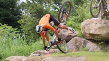revivez l'incroyable sprint de van der poel où il a évité de justesse un accident spectaculaire, démontrant son sang-froid et sa maîtrise exceptionnelle.