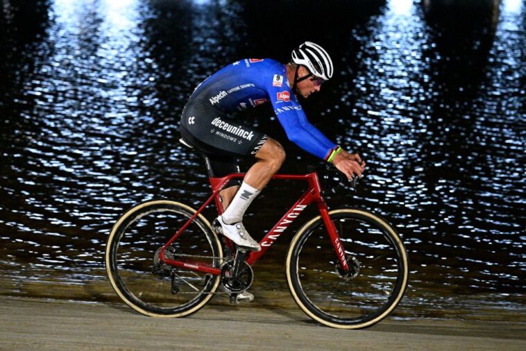 X2O Trofee Loenhout-Azencross : Mathieu van der Poel poursuit sa série victorieuse tandis que Wout van Aert est freiné par deux crevaisons 7 van der poel s'impose à loenhout tandis que van aert est freiné par des crevaisons lors de la compétition.