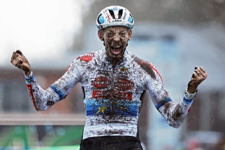 vanthourenhout s'impose en cyclocross avec une performance exceptionnelle, démontrant sa maîtrise et son endurance sur le parcours.