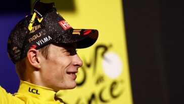 découvrez pourquoi jonas vingegaard reste fidèle à jumbo-visma malgré les tentatives d'uno-x pour le déloger. analyse et dernières nouvelles du cyclisme professionnel.