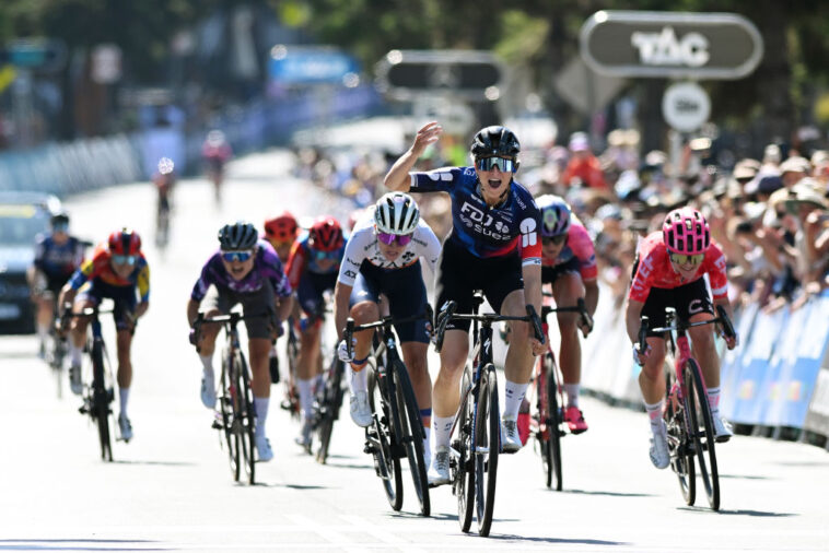 ally wollaston remporte la cadel evans great ocean road race dans un sprint final spectaculaire, offrant une victoire exceptionnelle et mémorable.