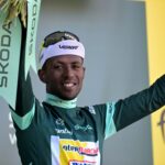 Biniam Girmay dévoile avec fierté la nouvelle tenue de l'équipe cycliste NSN pour le Nouvel An 24 découvrez la tenue nsn exclusive présentée par biniam girmay pour célébrer le nouvel an avec style et élégance.