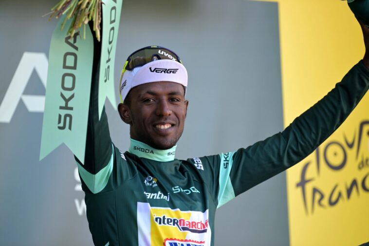 Biniam Girmay dévoile avec fierté la nouvelle tenue de l'équipe cycliste NSN pour le Nouvel An 7 découvrez la tenue nsn exclusive présentée par biniam girmay pour célébrer le nouvel an avec style et élégance.