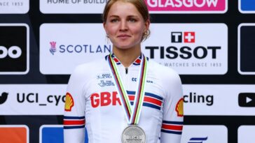 cat ferguson signe la première victoire de la saison 2026 avec l'équipe movistar, marquant un début prometteur dans le cyclisme professionnel.