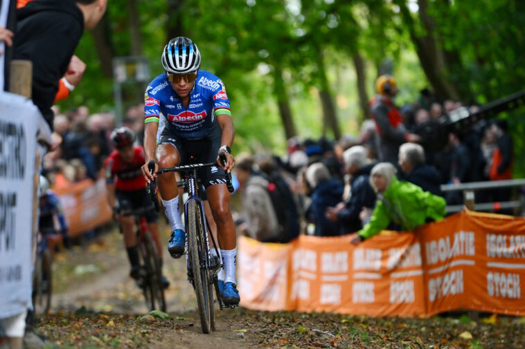 Ceylin Alvarado Triomphe dans le Suspense de la Coupe du Monde à Zonhoven, Met Fin à la Série de Victoires de Brand 7 découvrez comment ceylin alvarado a triomphé dans une course pleine de suspense à zonhoven, offrant une performance mémorable.