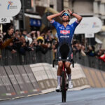 découvrez comment felipe orts a utilisé une lampe pour stopper van der poel lors de la course à benidorm, un moment clé qui a marqué l'événement cycliste.