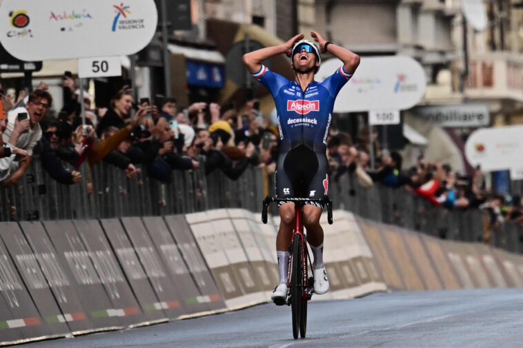 Felipe Orts révèle : « À Benidorm, seule une lampe a réussi à stopper Van der Poel » 7 découvrez comment felipe orts a utilisé une lampe pour stopper van der poel lors de la course à benidorm, un moment clé qui a marqué l'événement cycliste.