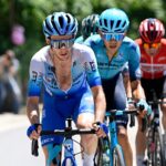 suivez toute l'intensité du giro d'italia avec carapaz en pleine action, rivalisant pour la victoire dans cette course cycliste emblématique.