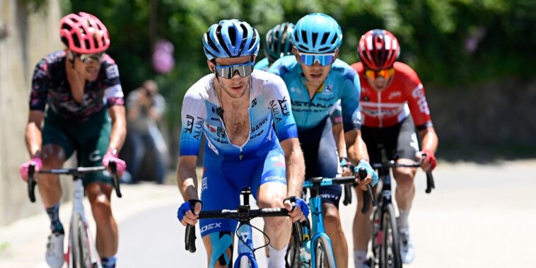 Encore plus d'intensité pour le Giro d'Italia : Carapaz entre en scène 7 suivez toute l'intensité du giro d'italia avec carapaz en pleine action, rivalisant pour la victoire dans cette course cycliste emblématique.