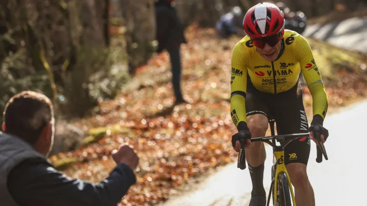 découvrez jonas vingegaard au départ du giro, prêt à affronter les étapes les plus exigeantes du célèbre tour cycliste italien.