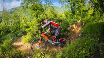 keegan swenson rejoint specialized off-road pour renforcer l'équipe avec son talent exceptionnel en vtt et repousser les limites du cyclisme tout-terrain.