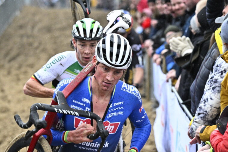 découvrez la première victoire historique de mathieu van der poel en coupe du monde, un moment mémorable pour le cyclisme.
