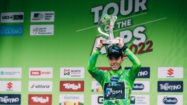 michael storer apporte son soutien à tudor lors du giro d'italia, mettant en lumière leur collaboration et performance dans cette prestigieuse course cycliste.