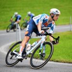 oscar onley exprime ses doutes quant à la propreté dans le cyclisme, soulevant des questions sur l'intégrité et les pratiques actuelles du sport.