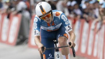 découvrez comment oscar onley ambitionne de figurer sur le podium du tour, avec une performance exceptionnelle et une détermination sans faille.