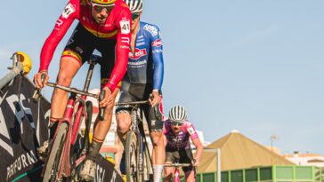 découvrez le podium de felipe orts à benidorm où van der poel domine la compétition dans une performance impressionnante.