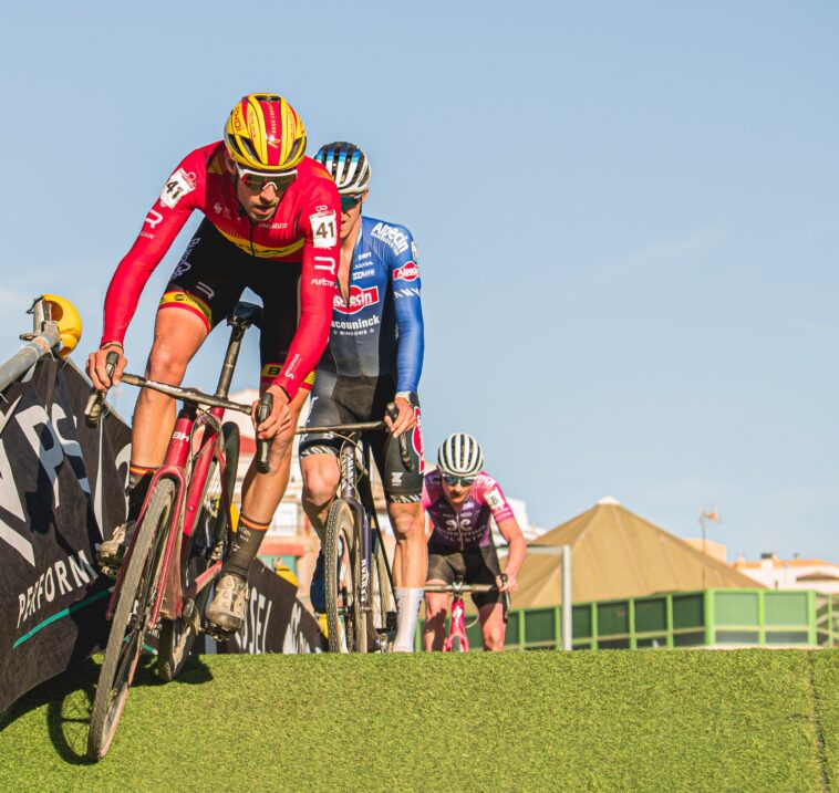 Felipe Orts atteint les sommets avec son podium à Benidorm tandis que Van der Poel domine la course 7 découvrez le podium de felipe orts à benidorm où van der poel domine la compétition dans une performance impressionnante.