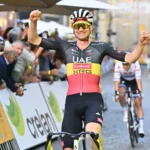 découvrez la performance exceptionnelle de remco evenepoel lors du contre-la-montre red bull, où il a brillamment dominé la compétition avec puissance et technique.