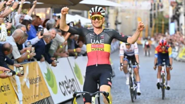 découvrez la performance exceptionnelle de remco evenepoel lors du contre-la-montre red bull, où il a brillamment dominé la compétition avec puissance et technique.
