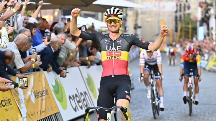 Remco Evenepoel confirme les attentes en signant une victoire éclatante lors du premier contre-la-montre par équipes Red Bull 7 découvrez la performance exceptionnelle de remco evenepoel lors du contre-la-montre red bull, où il a brillamment dominé la compétition avec puissance et technique.