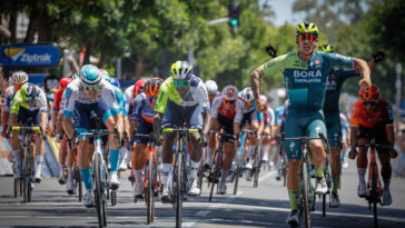 sam welsford s'impose pour la 7e fois d'étape au tour down under, confirmant sa domination et offrant un spectacle cycliste exceptionnel.