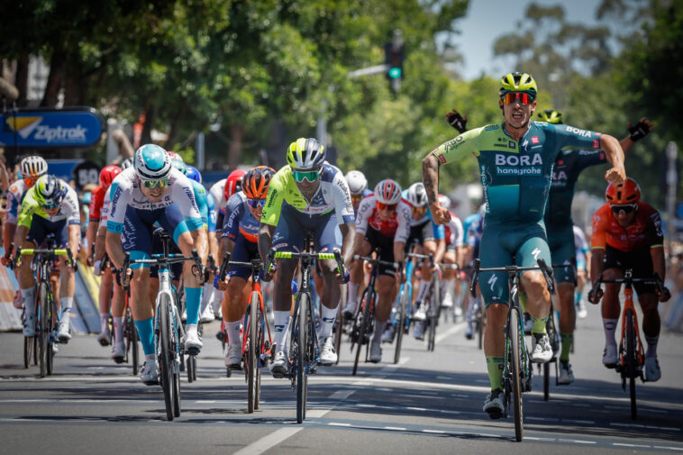 sam welsford s'impose pour la 7e fois d'étape au tour down under, confirmant sa domination et offrant un spectacle cycliste exceptionnel.