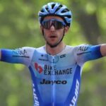 Simon Yates, un champion qui choisit de quitter la scène cycliste au sommet de sa gloire 24 découvrez pourquoi simon yates quitte le cyclisme au sommet de sa carrière, mettant fin à une aventure sportive exceptionnelle.