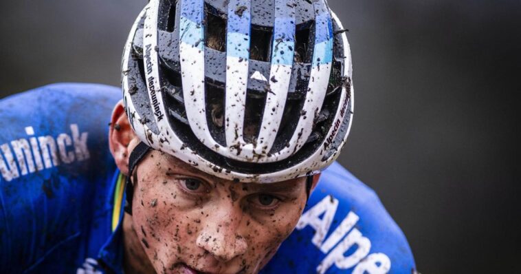 van der poel s'impose avec brio lors de la coupe du monde uci cyclo-cross à benidorm, offrant une performance spectaculaire et une victoire mémorable.