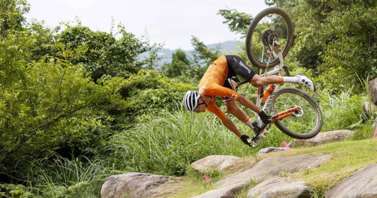Van der Poel domine le Nouvel An malgré une chute spectaculaire 7 van der poel domine la course du nouvel an malgré une chute spectaculaire, montrant une performance impressionnante et une détermination sans faille.