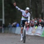 Mathieu van der Poel cède à l’appel de la compétition et décide enfin de participer à la Coupe du Monde de Benidorm 24 découvrez l'arrivée spectaculaire de van der poel à la coupe du monde de benidorm, un événement sportif incontournable à ne pas manquer.