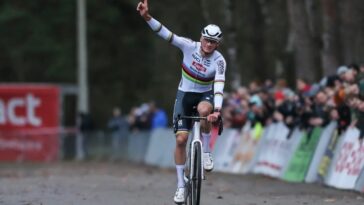 découvrez l'arrivée spectaculaire de van der poel à la coupe du monde de benidorm, un événement sportif incontournable à ne pas manquer.