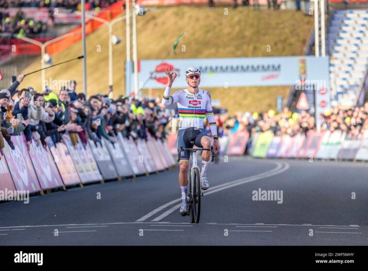 découvrez la victoire spectaculaire de van der poel à hoogerheide, une performance exceptionnelle qui marque l'histoire du cyclisme.