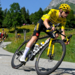 suivez l'incroyable performance de jonas vingegaard alors qu'il rejoint le giro, prêt à affronter les défis et à viser la victoire dans cette course cycliste emblématique.