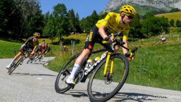 suivez l'incroyable performance de jonas vingegaard alors qu'il rejoint le giro, prêt à affronter les défis et à viser la victoire dans cette course cycliste emblématique.
