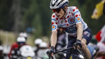 découvrez le départ surprise de l'entraîneur jonas vingegaard et ses répercussions dans le monde du cyclisme.