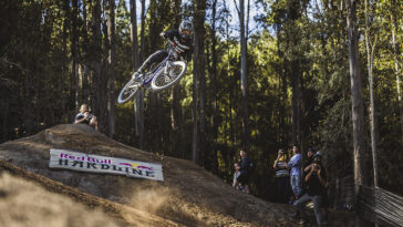 découvrez l'entraînement intensif pour la red bull hardline en tasmanie 2026, une course vtt extrême alliant vitesse, technique et adrénaline sur des terrains spectaculaires.