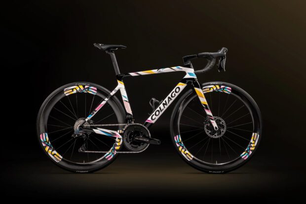 Espargaró dévoile fièrement la bicyclette iconique de Pogacar pour enrichir sa collection 7 espargaró présente la nouvelle bicyclette pogacar, alliant performance et design innovant pour les passionnés de cyclisme.