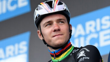 suivez la performance exceptionnelle d'evenepoel qui illumine le tour des émirats avec une démonstration de talent et de détermination.