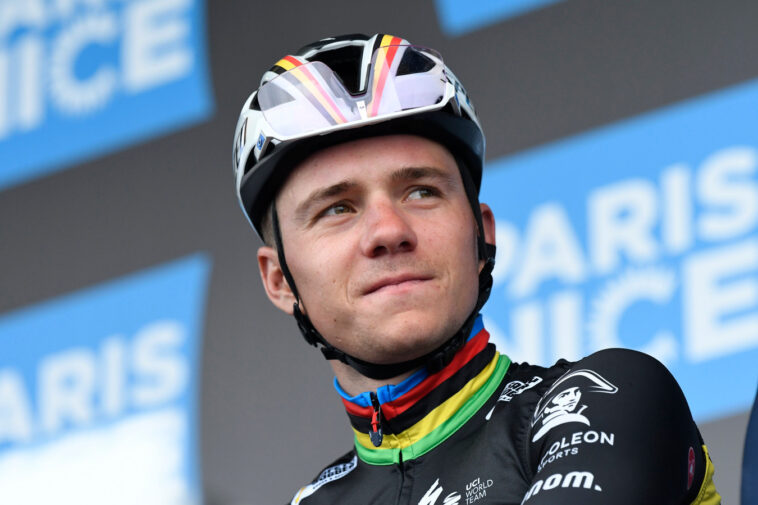 suivez la performance exceptionnelle d'evenepoel qui illumine le tour des émirats avec une démonstration de talent et de détermination.