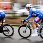 evenepoel triomphe en vtt lors de la difficile course de la valenciana, maîtrisant la tempête et affirmant sa domination.