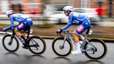 evenepoel triomphe en vtt lors de la difficile course de la valenciana, maîtrisant la tempête et affirmant sa domination.