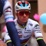 découvrez comment evenepoel revient à valence avec une détermination renouvelée et des comptes à régler, prêt à tout donner pour sa revanche.