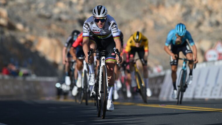 Que s'est-il vraiment passé avec Remco Evenepoel lors de l'UAE Tour ? 7 découvrez les détails de l'incident impliquant remco evenepoel lors de l'uae tour, ses conséquences et les réactions suite à cet événement marquant.