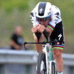 découvrez l'ambition et la confiance de josh tarling face à evenepoel lors de l'uae tour, une compétition cycliste pleine de défis et de passion.