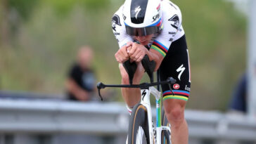 découvrez l'ambition et la confiance de josh tarling face à evenepoel lors de l'uae tour, une compétition cycliste pleine de défis et de passion.