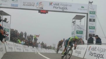 découvrez comment juan ayuso a remporté la volta ao algarve, une victoire remarquable dans cette course cycliste prestigieuse.