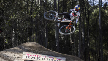 découvrez la red bull hardline en tasmanie : un événement complet de vtt extrême avec des parcours spectaculaires et des sensations fortes garanties.